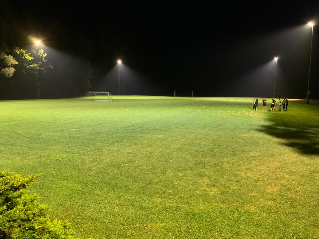 Sportplatz beleuchtet2